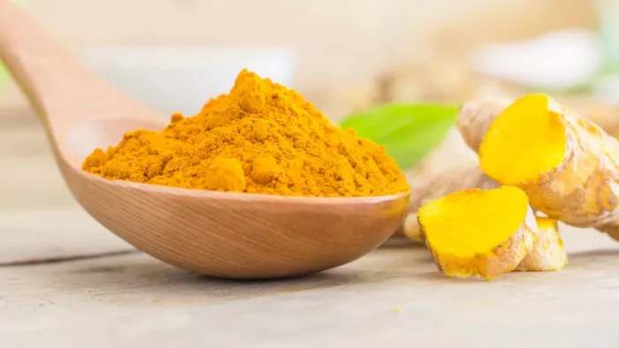 Turmeric Side Effects: इससे एलर्जी की समस्या होती है।