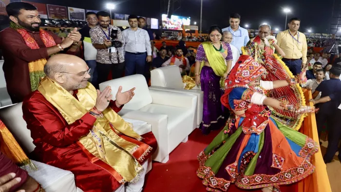 गुजरात में गरबा कार्यक्रम में शामिल हुए गृहमंत्री अमित शाह, उमड़ी लोगों की भारी भीड़