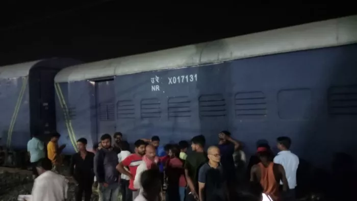 बिहार के बक्सर में फिर बेपटरी हुई ट्रेन। (जागरण फोटो)