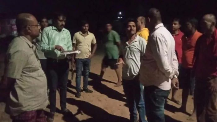 घटनास्थल पर जांच करते पुलिस अधिकारी।