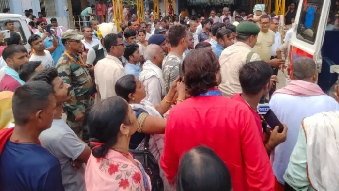सदर अस्पताल में जुटी लोगों की भीड़