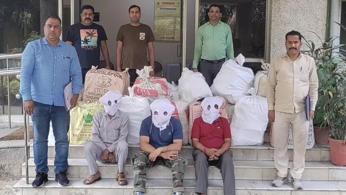 त्योहारी माहौल में कमाना चाह रहे थे मोटा मुनाफा, दिल्ली पुलिस ने 1300 किलो पटाखे के साथ पकड़े तीन तस्कर