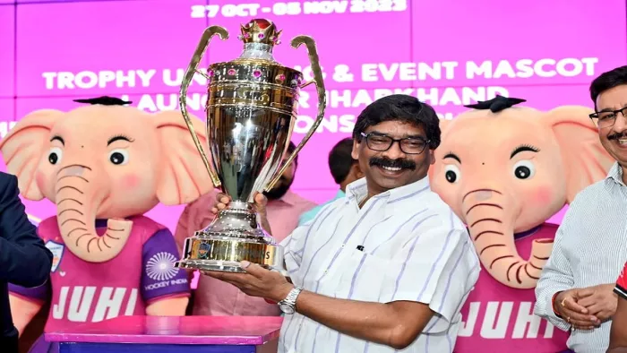 ट्रॉफी का अनावरण करते हुए मुख्यमंत्री हेमंत सोरेन।