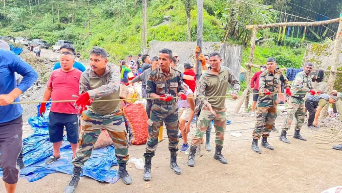 Sikkim Flood: सिक्किम के बाढ़ प्रभावित क्षेत्र में भारतीय सेना ने चलाया बचाव अभियान, 245 लोगों को बचाया (फोटो एक्स)