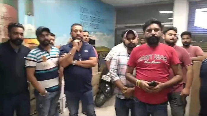 घटना के बारे जानकारी देते हुए ठेकेदार रिक्की भल्ला व अन्य