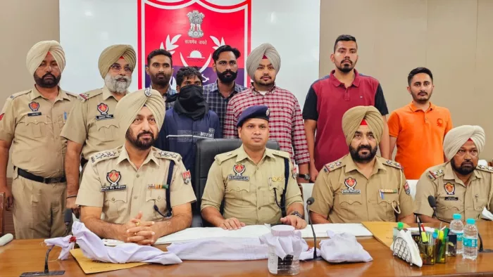 एसपी सिटी प्रैस काफ्रेंस के दौरान आरोपित की गिरफ्तारी की जानकारी देते हुए