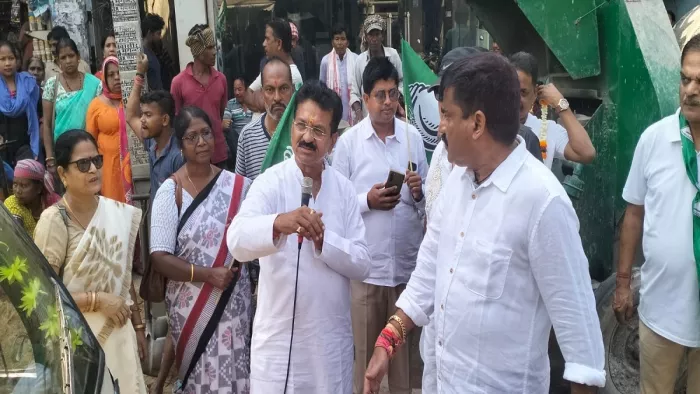 बीजद के जन संर्पक पद यात्रा में जनता को संबोधित करते श्रम मंत्री शारदा नायक।