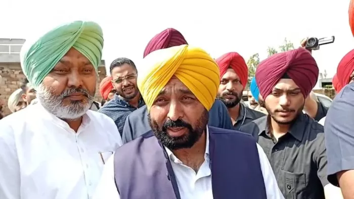 बलिदानी परविंदर सिंह के घर पहुंचे CM मान