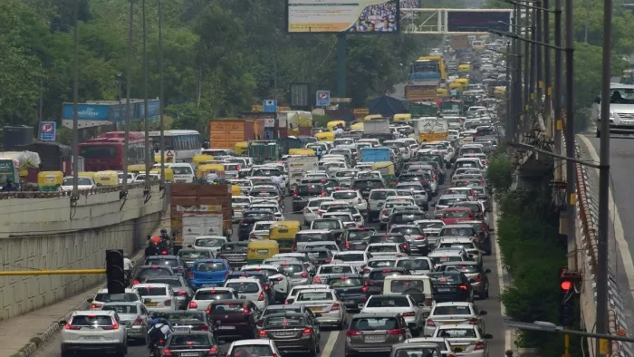 रांची में दुर्गा पूजा के समय ट्रैफिक कंट्रोल के लिए बनाए जा रहे ड्रॉप गेट।