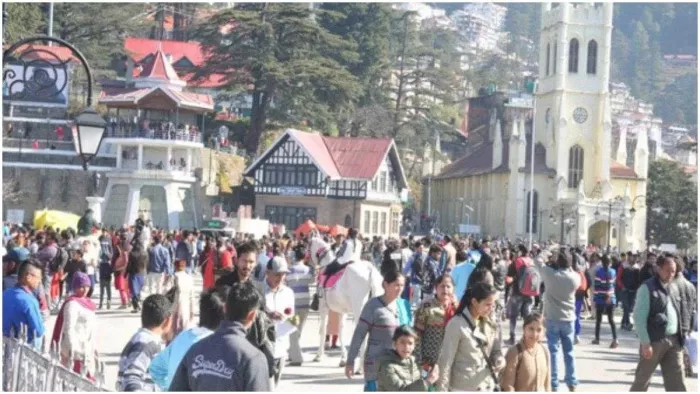 सप्ताहांत पर पर्यटकों से गुलजार हुआ शिमला