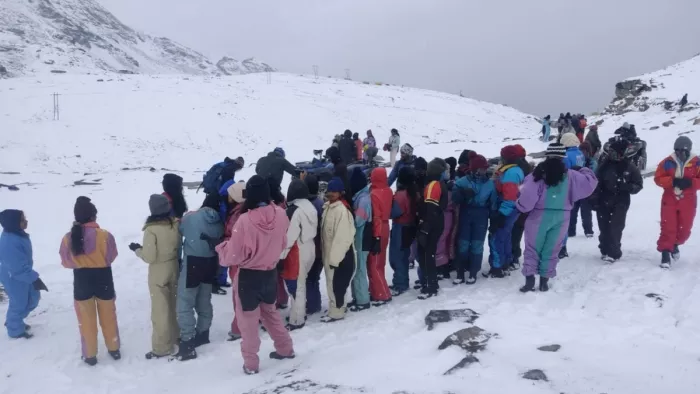 रोहतांग में पड़ते ताजा हिमपात देख सैलानियों में खुशी की लहर