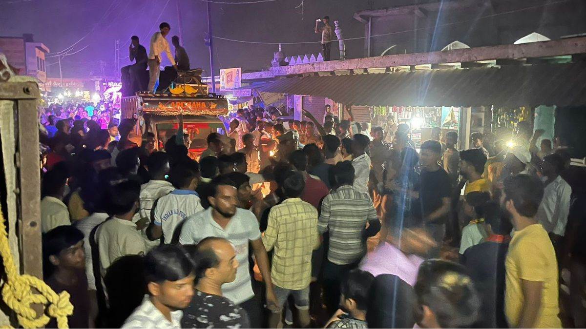 stone pelting in ram barat at chandaus panic situation for six hour aligarh crime news in hindi