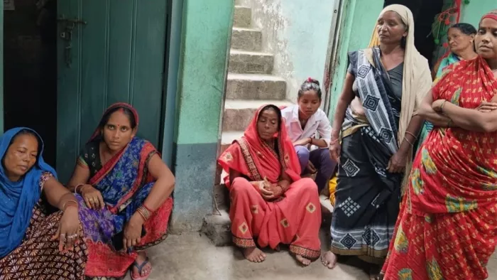 बलिया: शेखपुर जहिदापुर में युवती की मौत के बाद रोते- बिलखते परिवार के लोग।- जागरण