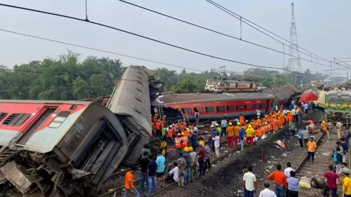 ट्रेन हादसों से बचने के लिए लोग करने लगे मां दुर्गा की पूजा।