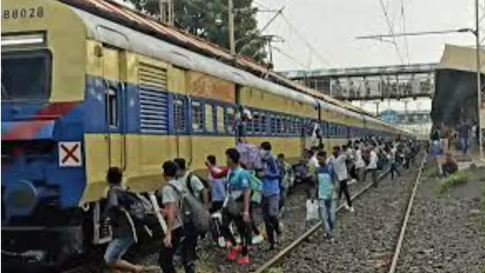 शॉर्टकट के चक्कर में लोग गंवा रहे है अपनी जान।