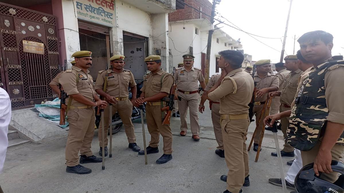 bijnaur news supporters clashed at the polling place in the sugarcane committee elections heavy stone pelting took place firing again