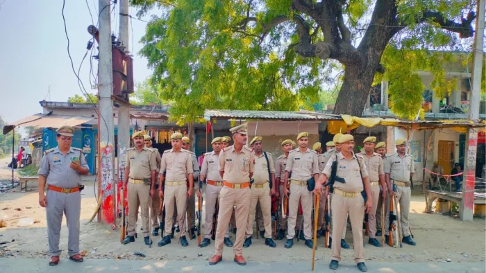 रामपुरवा चौराहा पर मौजूद पुलिस के जवान। जागरण