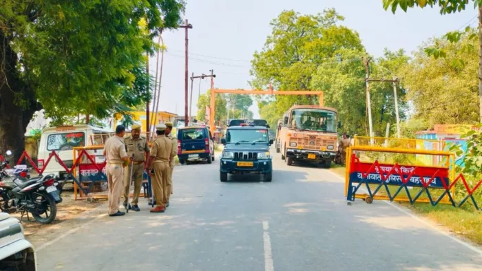 बहराइच हिंसा के बाद तैनात पुलिस बल।
