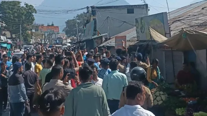 Communal Clash in Gauchar: पुलिस चौकी भी घेरी, मुस्लिम व्यापारियों ने लगाया दुकानों में तोड़फोड़ करने का आरोप