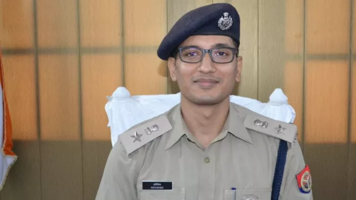 Bijnor News: एसपी अभिषेक झा ने लाइन हाजिर किए दो पुलिसकर्मी।