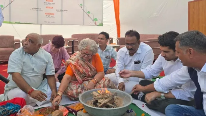 मुख्यमंत्री ग्रीन रोड इन्फ्रास्टक्चर डेवलपमेन्ट शहरी के तहत पांच सड़को का निर्माण को लेकर पूजन करतीं महापौर प्रमिला पांडेय ।