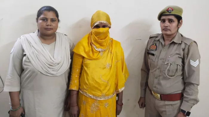 पुलिस की गिरफ्त में आरोपित घरेलू सहायिका। फोटो- जागरण