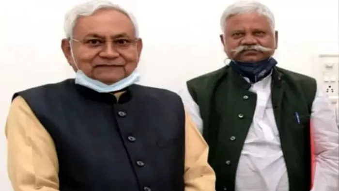 नीतीश कुमार और खीरू महतो (जागरण फोटो)