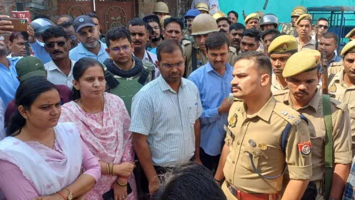 बहजोई में मकानों को खाली कराने के दौरान डीएम और एसपी के साथ प्रशासनिक अधिकारी।
