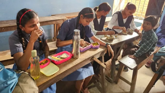 सारण के तरैया प्रखंड के कई स्कूलों में मिड डे मिल नहीं बन पा रहा (जागरण)