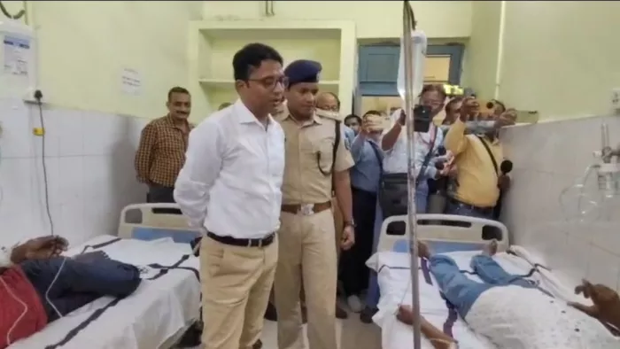सदर अस्पताल में बीमार लोगों से घटना की जानकारी लेते सारण के डीएम व एसपी। जागरण