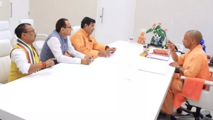 मुख्यमंत्री योगी आदित्यनाथ ने शिक्षामित्रों की समस्याओं को लेकर बैठक की। सूचना विभाग