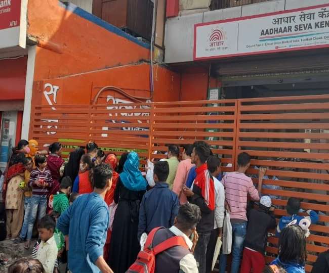 aadhar service in meerut uncontrollable crowd for aadhar card at delhi road center situation of jam for hours