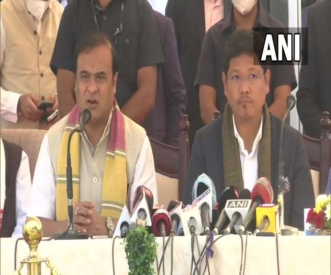 असम के मुख्यमंत्री हिमंता बिस्व सरमा और मेघालय के मुख्यमंत्री कोनराड संगमा। (फोटो-एएनआइ)