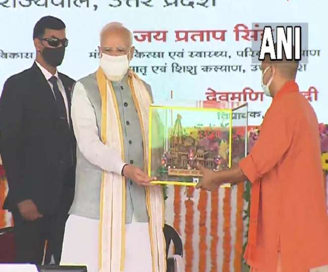 पूर्वांचल एक्सप्रेस-वे कार्यक्रम में प्रधानमंत्री नरेंद्र मोदी की शिरकत, 36 महीने में बनकर हुआ तैयार; देखें तस्वीरें