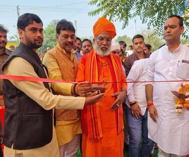सदस्यता अभियान कैंप का शुभारंभ करते सांसद साक्षी महाराज व सदर विधायक पंकज पुप्ता।