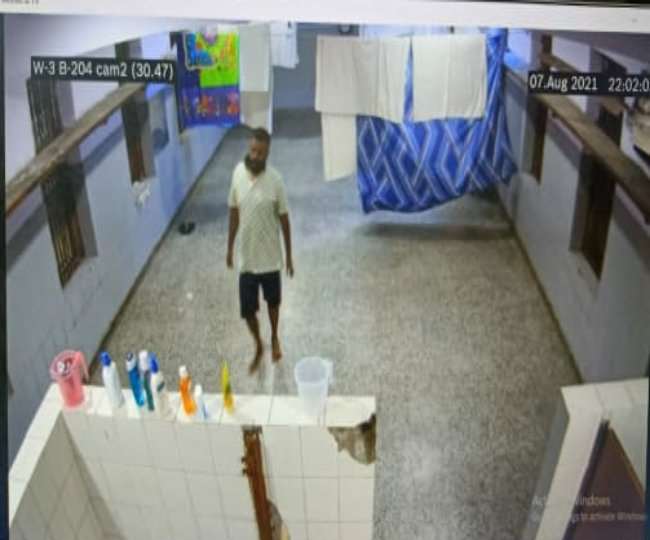 https://www.jagranimages.com/images/newimg/16112021/16_11_2021-sukesh_in_rohini_jail_22211240.jpg
