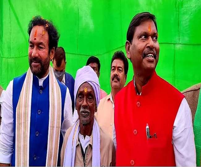 बिरसा मुंडा के पोते सुखराम मुंडा और केंद्रीय जनजातीय कार्य मंत्री अर्जुन मुंडा (फाइल फोटो)