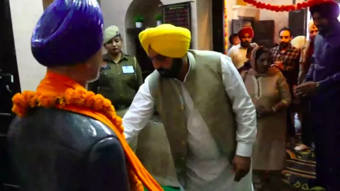 Punjab News: लुधियाना में मुख्यमंत्री भगवंत मान ने करतार सिंह सराभा काे श्रद्धासुमन भेंट किए। (जागरण)