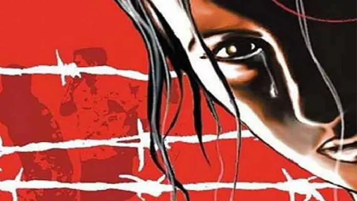 इंस्पेक्टर के ऊपर महिला से रुपये ऐंठने का भी आरोप।