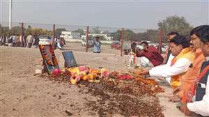 सैफई में मुलायम सिंह यादव की अंत्येष्टि स्थल पर भाजपा प्रत्याशी राघुराज सिंह शाक्य ने नमन किया।