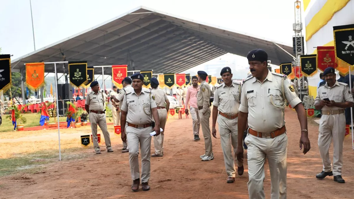 गांधी मैदान में आज हजारों को मिलेगी नौकरी, नीतीश और तेजस्‍वी के हाथों  पुलिसकर्मियों को मिलेगा नियुक्ति पत्र - CM Nitish will give appointment  letters to 10 thousand ...