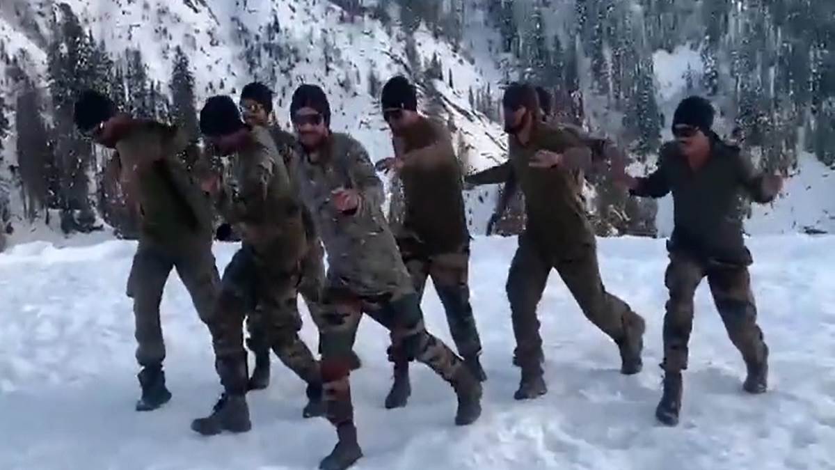 Viral Video: भारतीय जवानों ने 'काला चश्मा' गाने पर लगाए ठुमके, बर्फीले ...