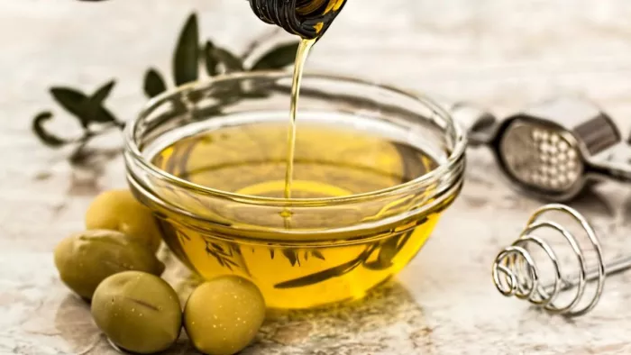Olive Oil Benefits: डायबिटीज के मरीज शुगर कंट्रोल करने के लिए डाइट में शामिल करें जैतून का तेल