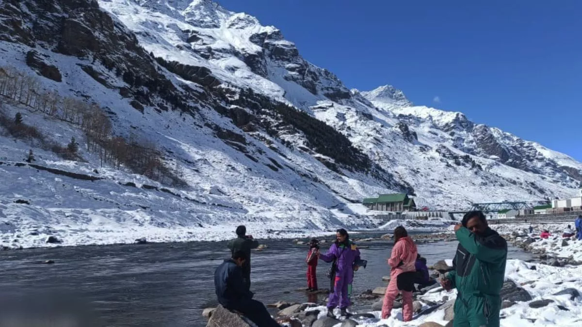 Himachal: धूप में निखरे बर्फ से ढके पर्यटन स्‍थल, अटल टनल बहाल होते ही लाहुल पहुंचे सैलानी, देखिए तस्‍वीरें