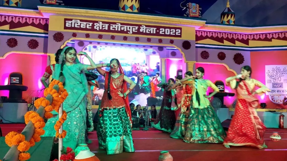 Sonpur Mela 2022: सोनपुर मेले में शाम ढलते ही रंगीन हो जाता नजारा, थिएटर से लेकर चिड़‍िया बाजार तक दिखती रौनक