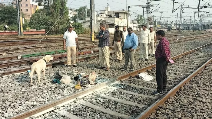 इंटरसिटी एक्सप्रेस में यात्री के बैग में रखे बारूद की वजह से धमाका