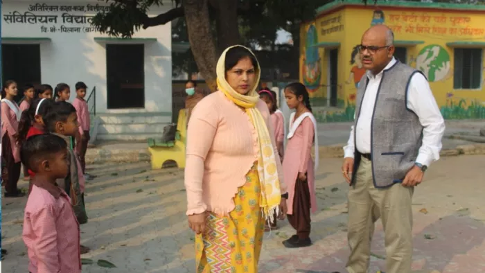 Baghpat News: डोला गांव में स्कूल का निरीक्षण करते जिलाधिकारी जितेंद्र प्रताप सिंह
