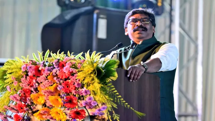 बुधवार को मोरहाबादी मैदान में आयोजित कार्यक्रम बोलते हेमंत सोरेन।