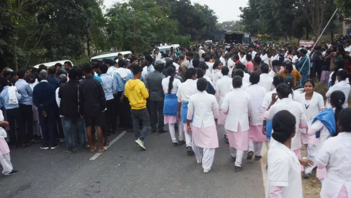 कांके रोड के पास नर्सिग विद्याथी का विरोध प्रदर्शन। (जागरण फोटो)