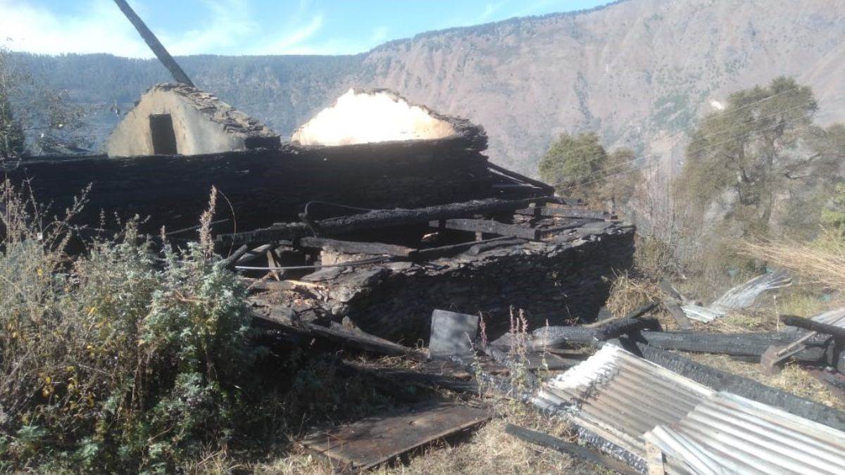 kullu news two storey building burnt to ashes due to fire in manikaran loss of more than five lakhs due to accident